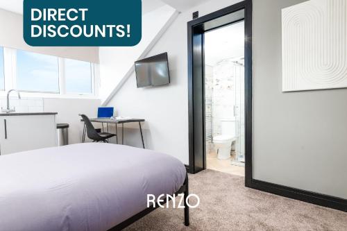 una camera con letto, scrivania e specchio di Cosy Studio Apartment in Derby by Renzo, Ideal for Contractors and Business Stays a Derby