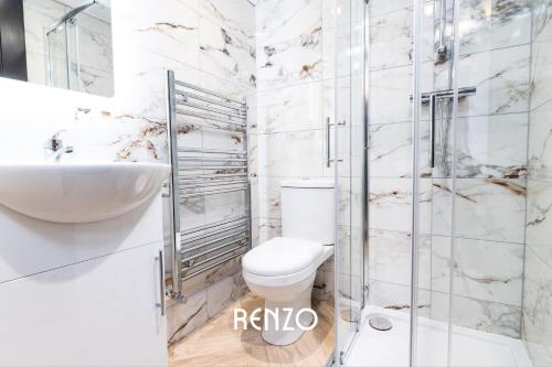 bagno bianco con servizi igienici e lavandino di Cosy Studio Apartment in Derby by Renzo, Ideal for Contractors and Business Stays a Derby