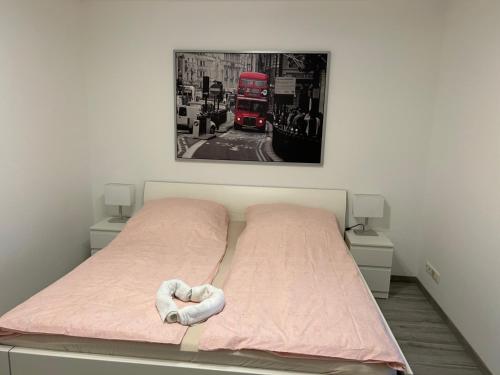 Una cama con un corazón hecho de una toalla en Apartment Hamburg Perle en Hamburgo