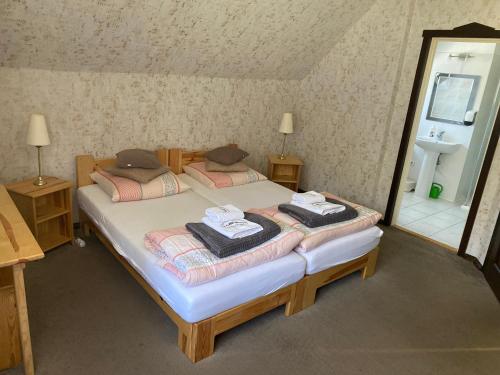 a bedroom with a bed with towels on it at Łomniczanka in Karpacz