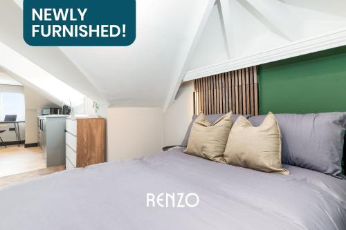 Un pat sau paturi într-o cameră la Cosy Studio Apartment in Derby by Renzo, Brilliant Location, Free Parking!