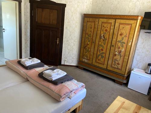Zimmer mit einem Bett und einem Holzschrank in der Unterkunft Łomniczanka in Karpacz