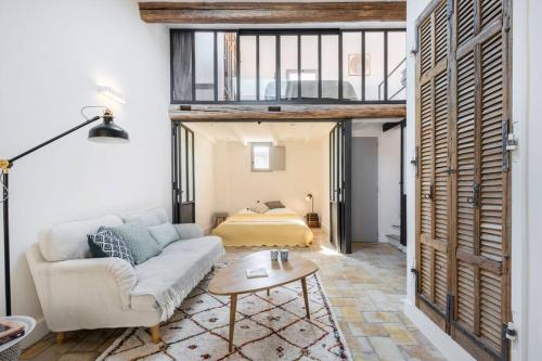 a living room with a couch and a bed at Joli duplex climatisé/Wifi 2 chambres centre Aix in Aix-en-Provence