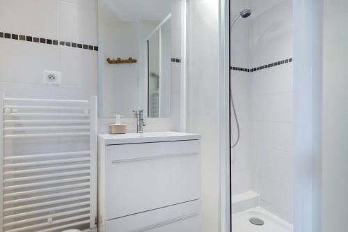 a white bathroom with a sink and a shower at Joli duplex climatisé/Wifi 2 chambres centre Aix in Aix-en-Provence