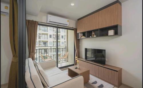 華欣的住宿－LAHABANA Resort，客厅设有大窗户和电视。