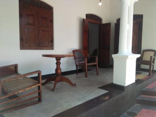 Pokój ze stołem, krzesłami i stołem w obiekcie Duwee Gadara Home stay w mieście Galle