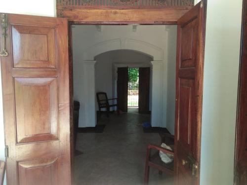 korytarz z otwartymi drzwiami do pokoju w obiekcie Duwee Gadara Home stay w mieście Galle
