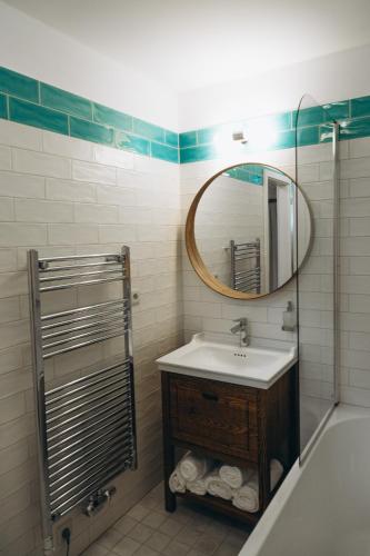 Bilik mandi di Hotel Vodník