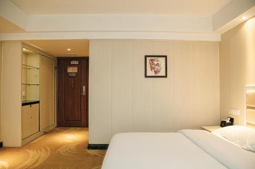 Century Hotel Tongrenにあるベッド