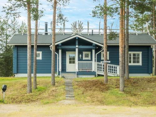 Sonka的住宿－Holiday Home Metsola by Interhome，前面有树木的蓝色房子