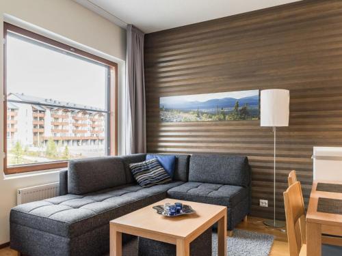 un soggiorno con divano e tavolo di Holiday Home Nordic chalet 9408 by Interhome a Ylläs