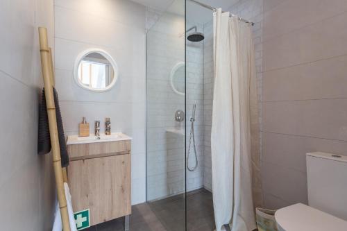 uma casa de banho com um chuveiro e um lavatório. em Alto das Vinhas Lovers - Sesimbra em Sesimbra