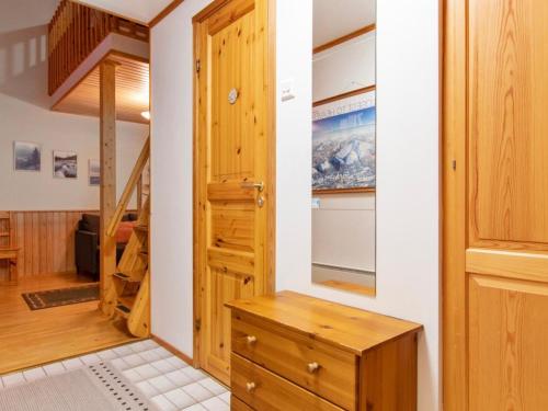 ユッラスヤルヴィにあるHoliday Home Korpipalo - yllästunnelma 2 b 7 by Interhomeの木製のドアと階段のある部屋
