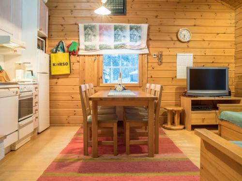 comedor con mesa y TV en Holiday Home Lomaylläs h109 -pistopolku 1 a by Interhome en Ylläsjärvi