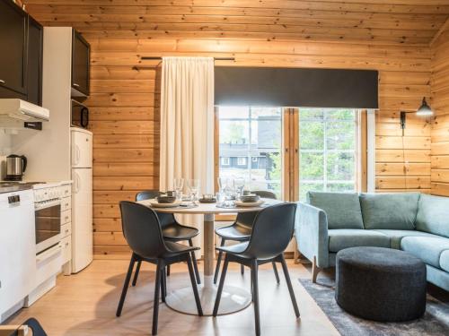 - une cuisine et une salle à manger avec une table et des chaises dans l'établissement Holiday Home Lomaylläs b39 -suppapolku 6b by Interhome, à Ylläsjärvi