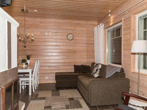 ein Wohnzimmer mit Sofa und Tisch in der Unterkunft Holiday Home Ylläs-eeli green house c1 by Interhome in Ylläsjärvi