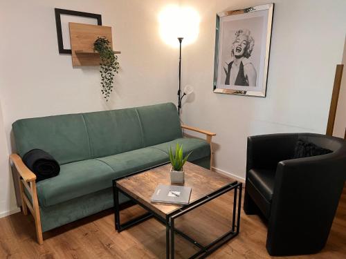 ein Wohnzimmer mit einer grünen Couch und einem Tisch in der Unterkunft Apartment Top 49A by Interhome in Heiligenblut