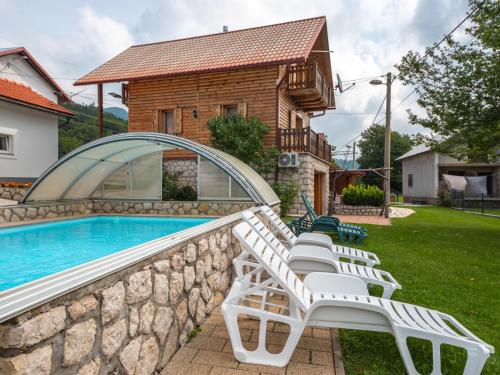 Bazén v ubytování Chalet Lana by Interhome nebo v jeho okolí