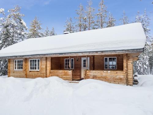 uma cabana de madeira na neve em Holiday Home Oivangin siesta by Interhome em Nissi