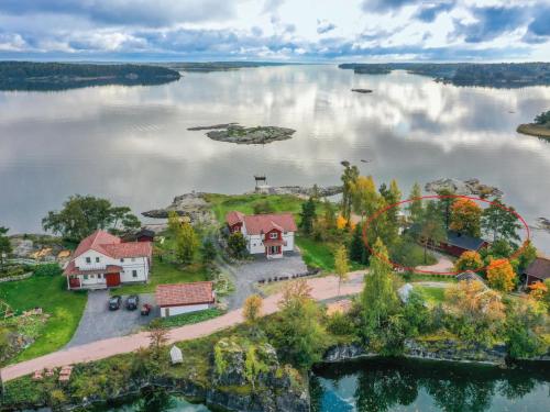uma vista aérea de uma casa numa ilha num lago em Holiday Home Långahuset by Interhome em Västlax