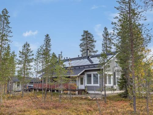 uma casa na floresta com árvores em Holiday Home Päivänsäde 8 lapinkulta by Interhome em Äkäslompolo