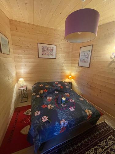 - une chambre avec un lit dans une pièce en bois dans l'établissement HOUDARLING Chalet avec Hammam Sauna Jacuzzi Privatif, à Nîmes