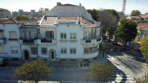une vue de tête sur une maison blanche dans une ville dans l'établissement Suites Foz O Porto, à Porto