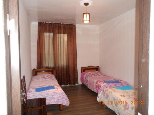 Postel nebo postele na pokoji v ubytování Manoni Ratiani's Guesthouse