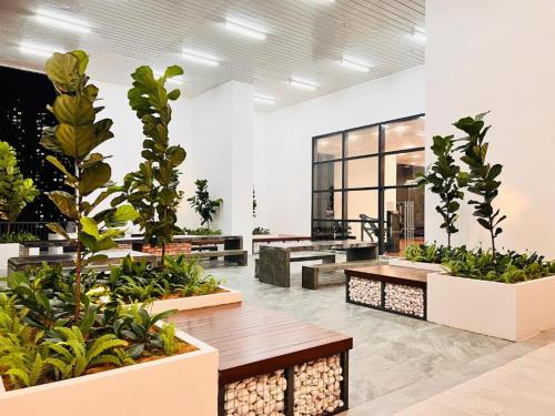 een ruimte gevuld met veel potplanten en banken bij KLCC View with balcony Chambers Suites KL in Kuala Lumpur