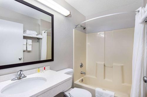 y baño con lavabo, aseo y ducha. en Microtel Inn and Suites by Wyndham - Cordova, en Memphis