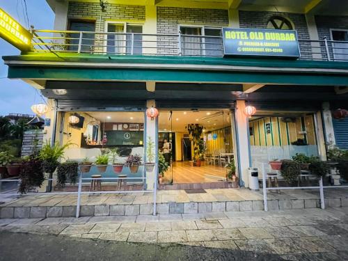 博卡拉Hotel old durbar的前面有桌椅的建筑