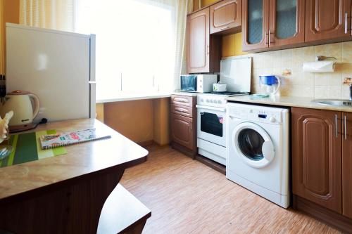 cocina con lavavajillas y lavadora en Мандарин en Petropavlovsk