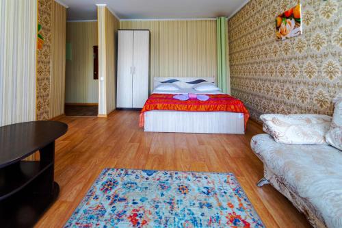 una camera con letto e divano di Мандарин a Petropavlovsk
