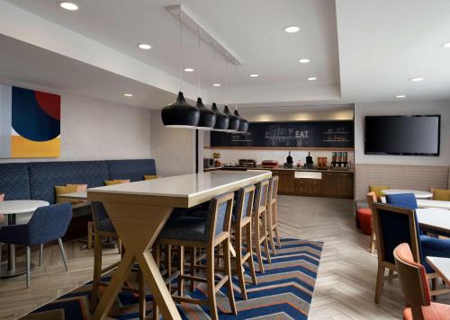 a dining room with a table and chairs at Hampton Inn Troy in Troy