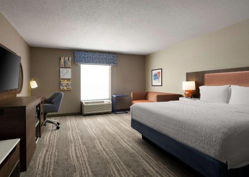Habitación de hotel con cama y TV en Hampton Inn Troy, en Troy