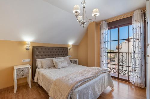 ein Schlafzimmer mit einem Bett und einem großen Fenster in der Unterkunft Apartamento ladera de Sierra Nevada in Monachil