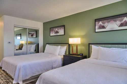 Postel nebo postele na pokoji v ubytování Homewood Suites by Hilton Anchorage