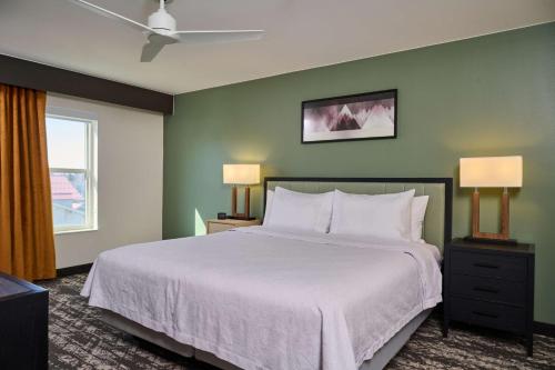 um quarto com uma cama grande e uma janela em Homewood Suites by Hilton Anchorage em Anchorage