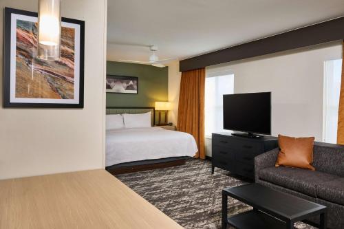 TV a/nebo společenská místnost v ubytování Homewood Suites by Hilton Anchorage