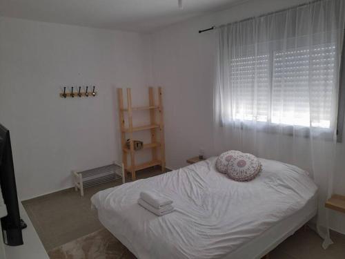 una camera da letto con un letto con un cuscino sopra di emily apartment 