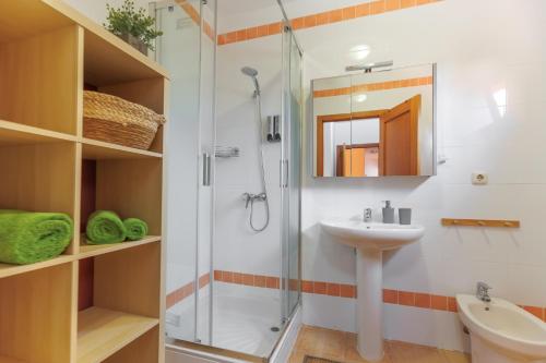 ein Bad mit einer Dusche und einem Waschbecken in der Unterkunft Villa Roby Corralejo in La Oliva