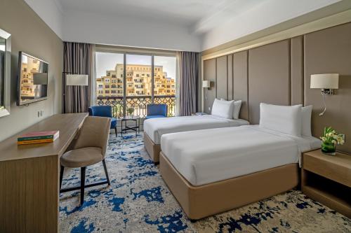 Una cama o camas en una habitación de Rixos Bab Al Bahr - Ultra All Inclusive