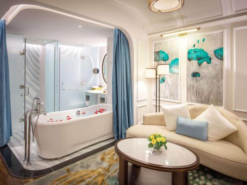 Hotel Royal Hoi An - MGallery tesisinde bir banyo