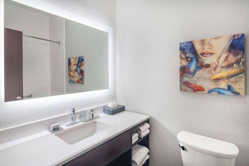 Baño blanco con lavabo y espejo en La Quinta by Wyndham Evansville, en Evansville
