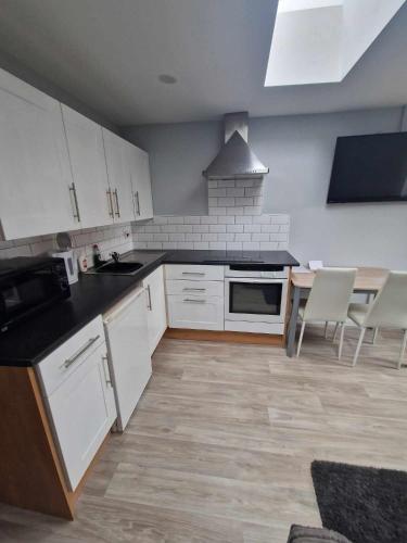 Η κουζίνα ή μικρή κουζίνα στο 1B Smart Apartments