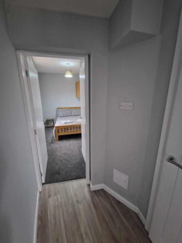Ένα ή περισσότερα κρεβάτια σε δωμάτιο στο 1B Smart Apartments