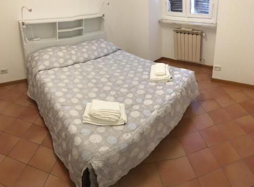 una camera da letto con un letto e due asciugamani di Sweety Rome House a Roma
