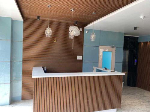 - un hall avec un comptoir dans une pièce dans l'établissement OYO Hotel Krishna Garden, à Nawāda