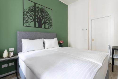 Letto o letti in una camera di Kinsky Garden Apartments and Suites by Dwellfort