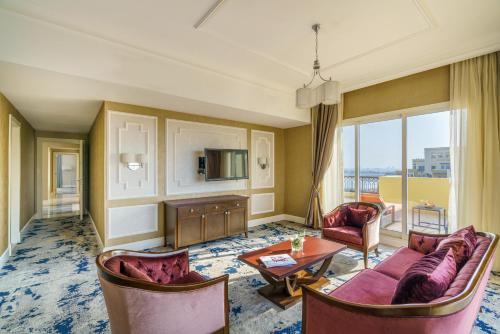 Una televisión o centro de entretenimiento en Rixos Bab Al Bahr - Ultra All Inclusive